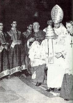 Paul VI giving papal tiara to the UN